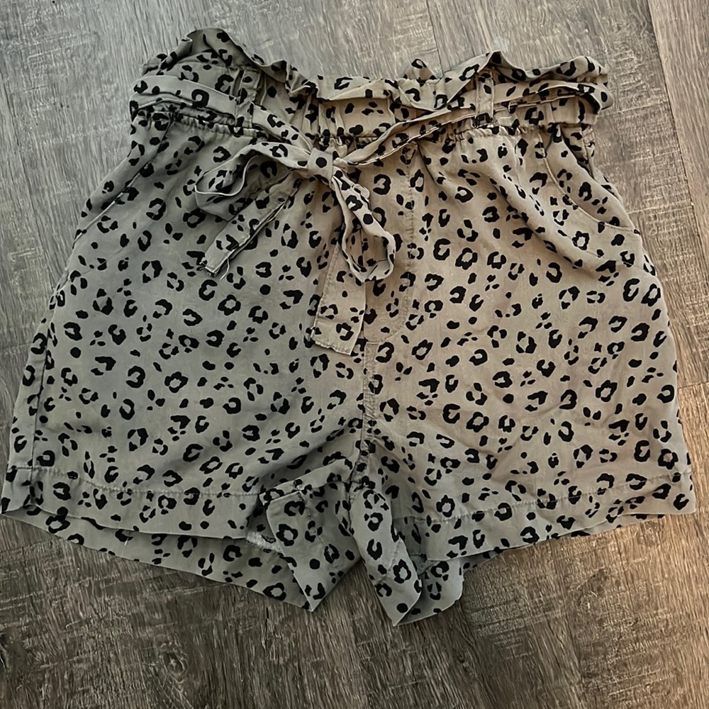 High rises cheetah print short